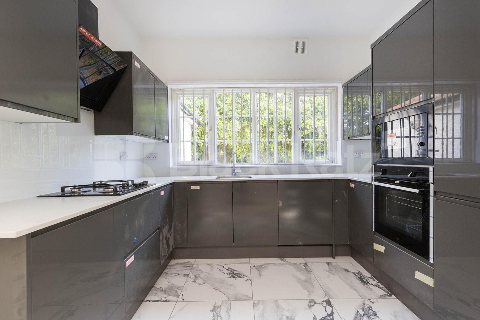 Newly refurbished 6 bedroom 4 bathroom house close to northern line station Holden Road , North Finchley 